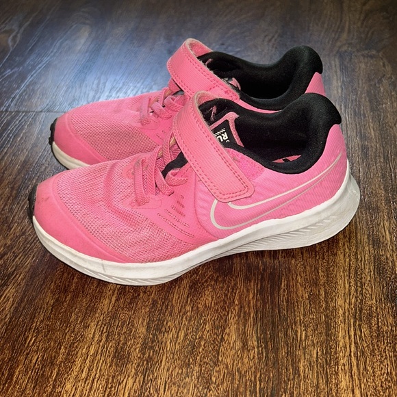 NIKE GIRLS SHOES - Picture 2 of 3